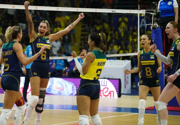 Seleção brasileira feminina de vôlei vence a Sérvia com jogo decisivo de Thaísa