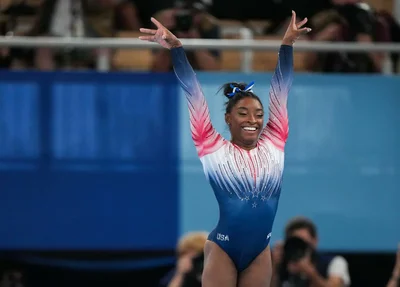 Simone Biles retorna à ginástica após dois anos