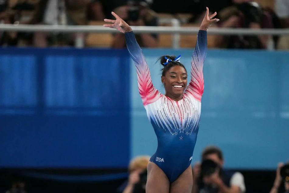 Simone Biles retorna à ginástica após dois anos