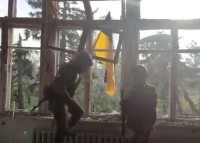 Soldados hateiam bandeira da Ucrânia