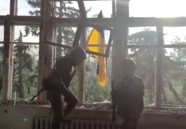 Soldados hateiam bandeira da Ucrânia