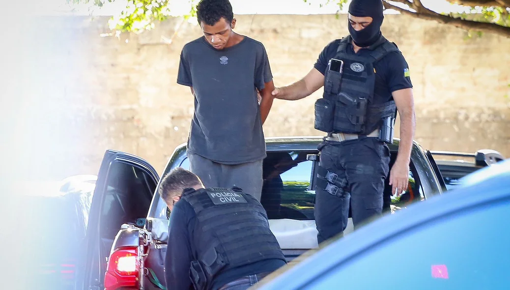 Suspeito sendo conduzido pelos policiais da DEPRE na Operação H2O
