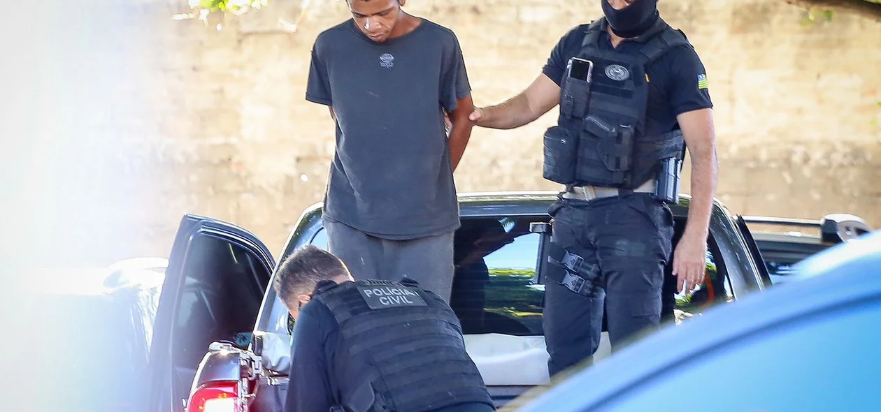 Suspeito sendo conduzido pelos policiais da DEPRE na Operação H2O