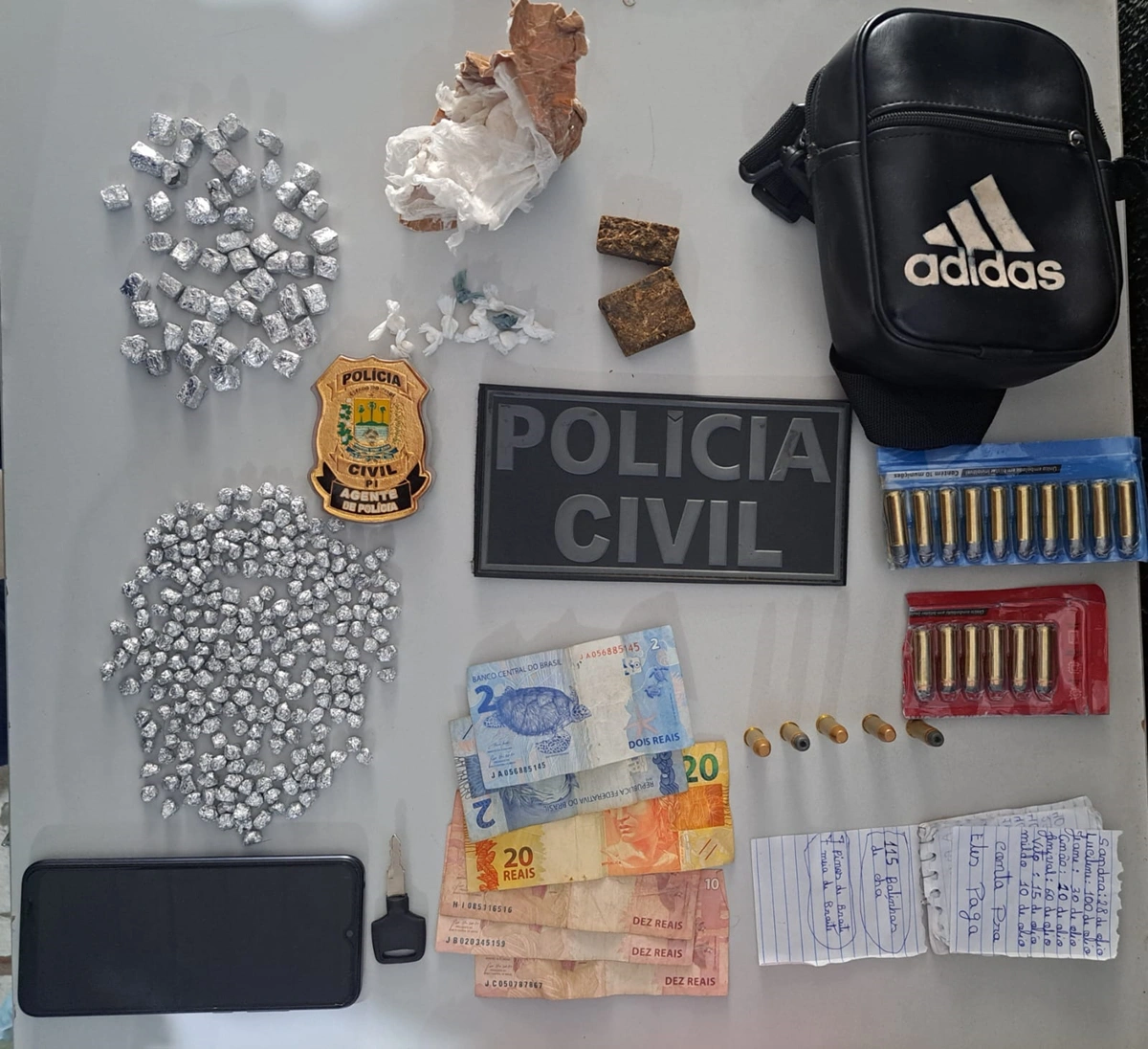 Suspeito também foi autuado em flagrante por tráfico de drogas