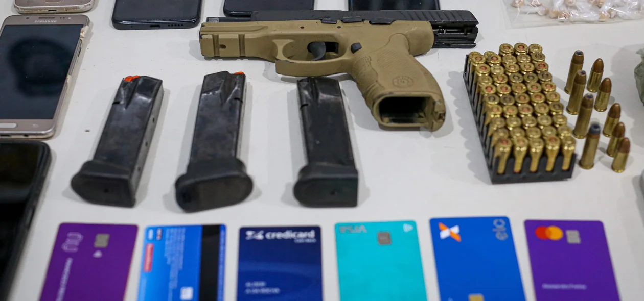 Também foram apreendidas anotações sobre a atuação das facções criminosas