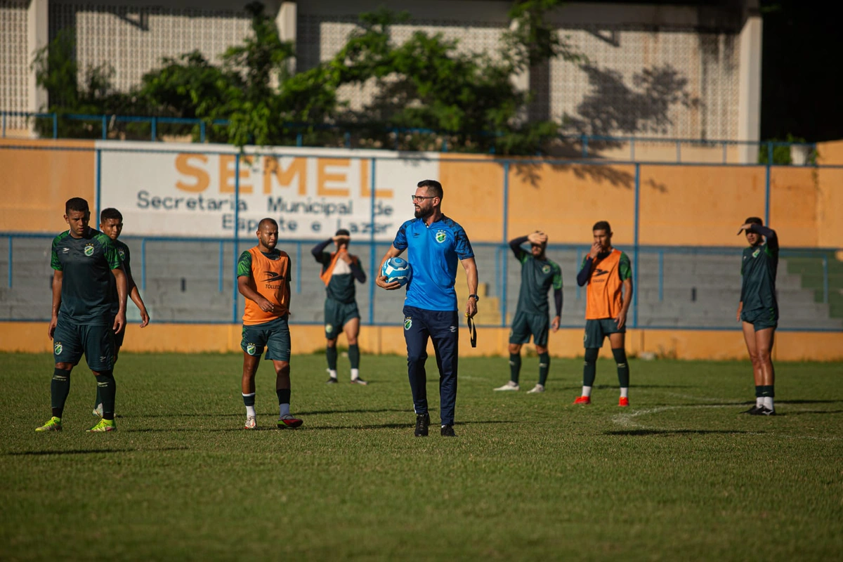 Técnico Luan Carlos comanda primeiro treino com o elenco do Altos