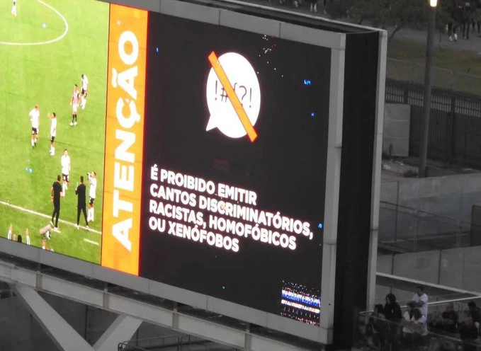 Telão da Arena Corinthians após gritos homofóbicos da torcida.