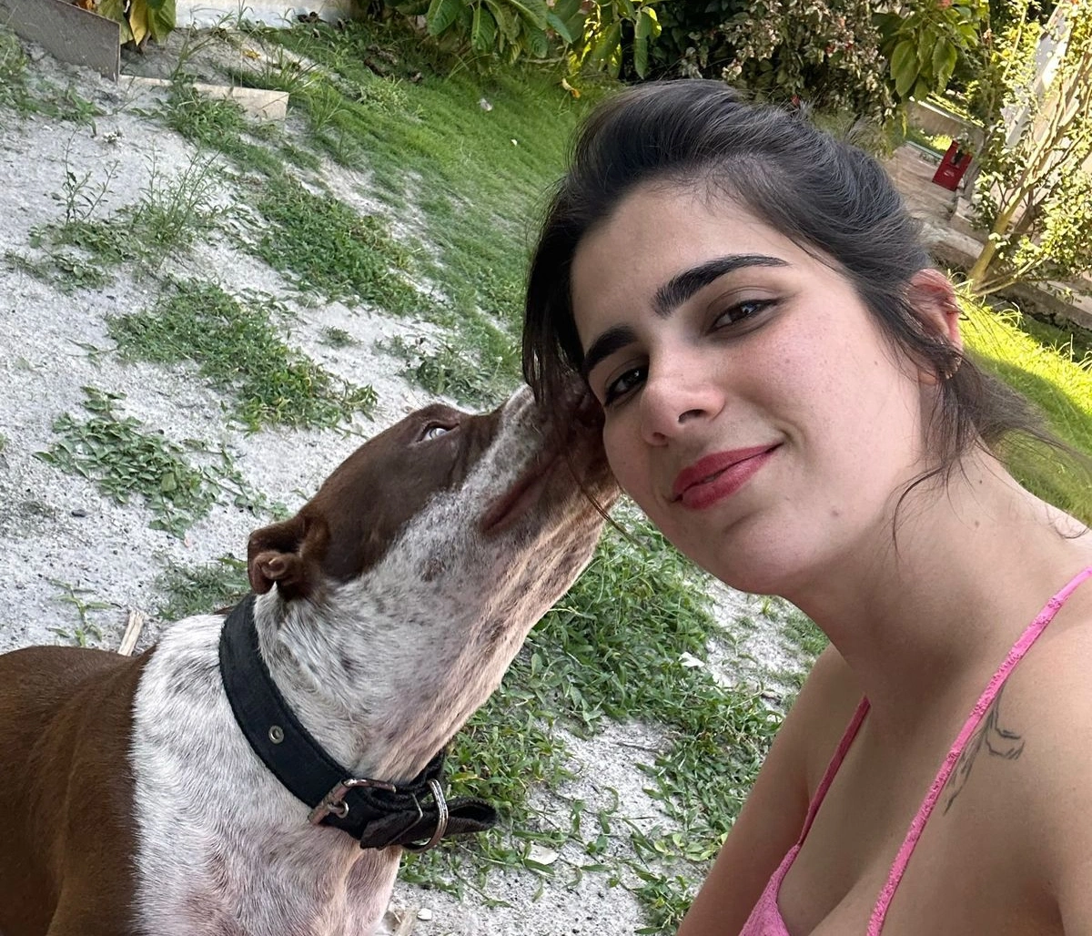 Thanandra Sarapatinhas e o Pitbull Tião