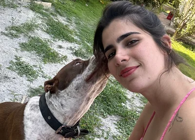 Thanandra Sarapatinhas e o Pitbull Tião