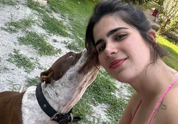 Thanandra Sarapatinhas e o Pitbull Tião