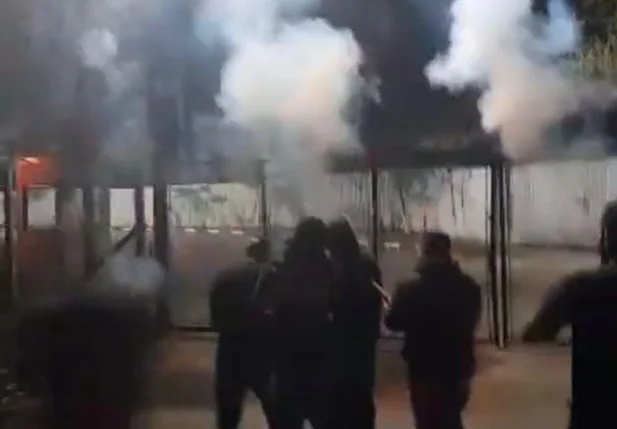 Torcedores do Corinthians soltam rojões em frente do CT do clube