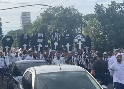 Torcedores do Santos protestam em frente ao centro de treinamento do clube