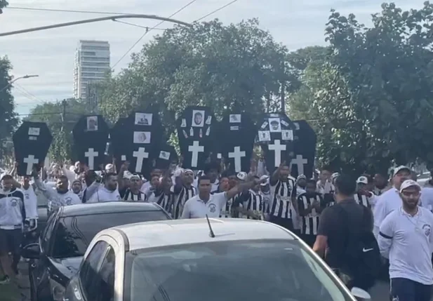 Torcedores do Santos protestam em frente ao centro de treinamento do clube