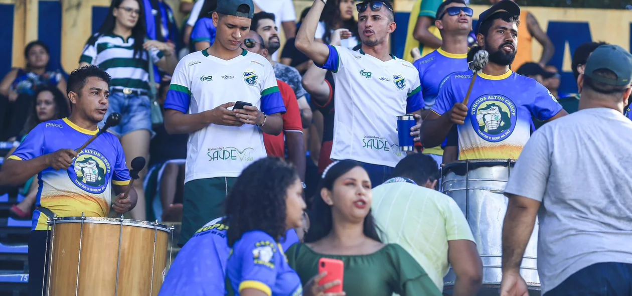 Torcida do Altos compareceu ao estádio