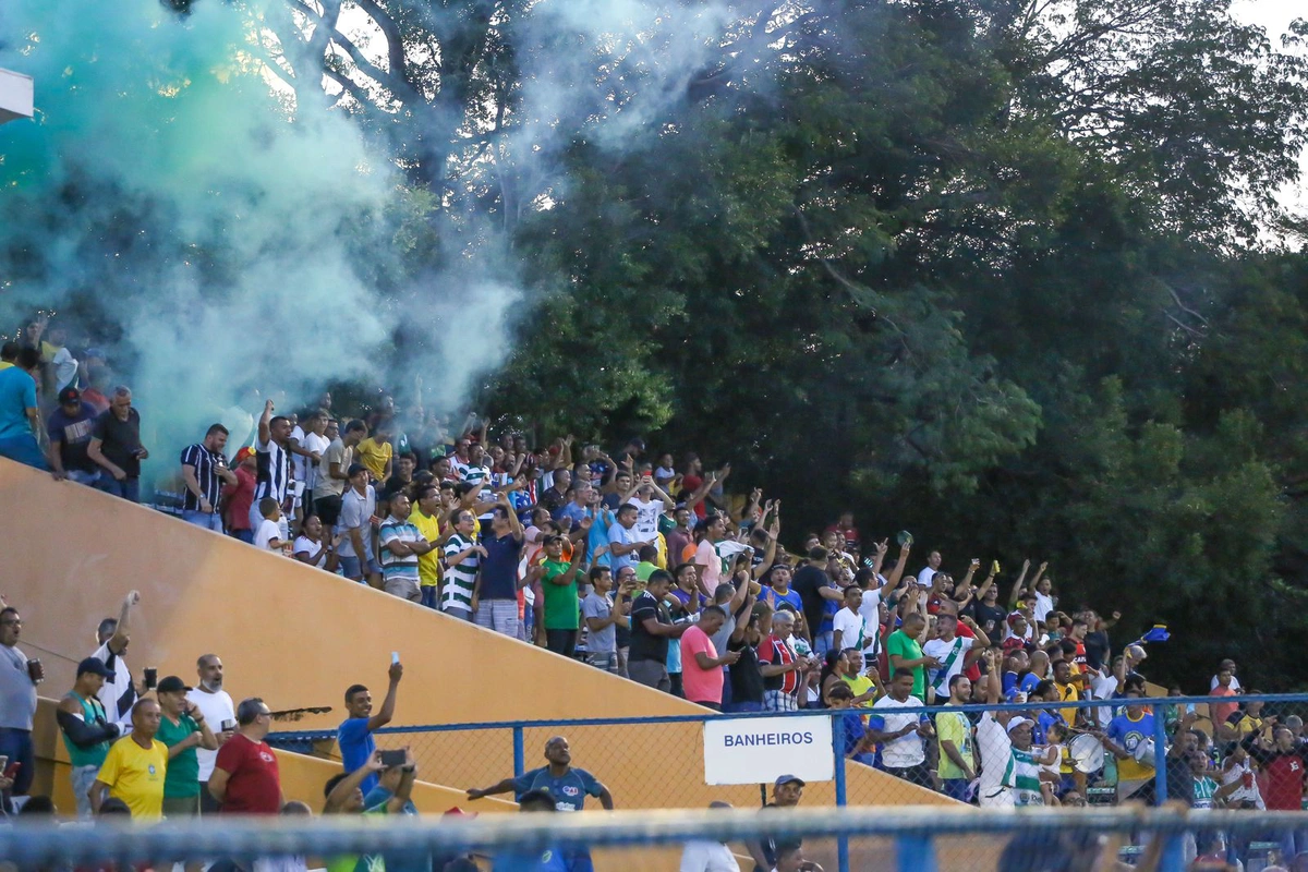 Torcida do Altos fazendo a festa