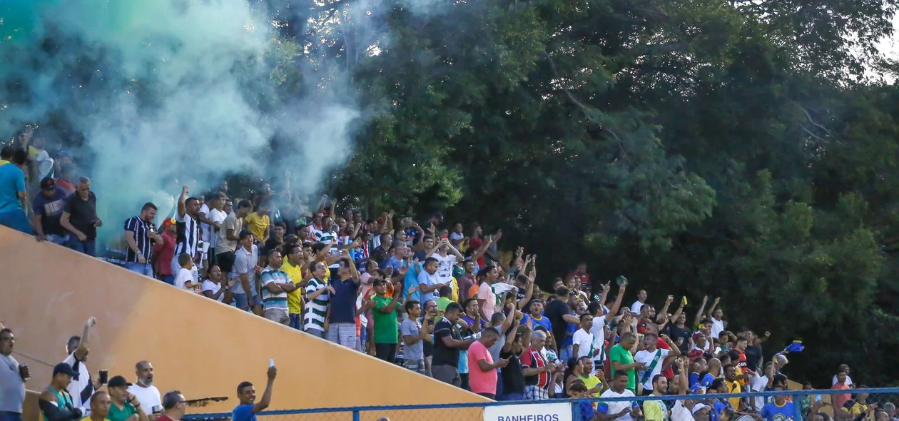Torcida do Altos fazendo a festa