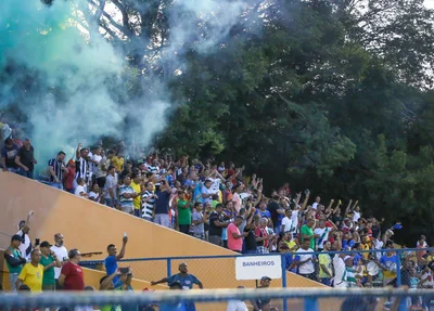 Torcida do Altos fazendo a festa