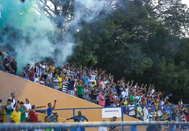 Torcida do Altos fazendo a festa