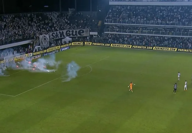 Torcida do Santos jogou bombas no lado do goleiro Cássio
