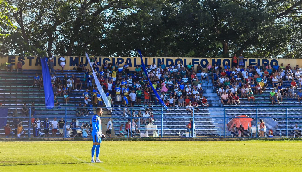 Torcida no estádio Lindolfo Monteiro