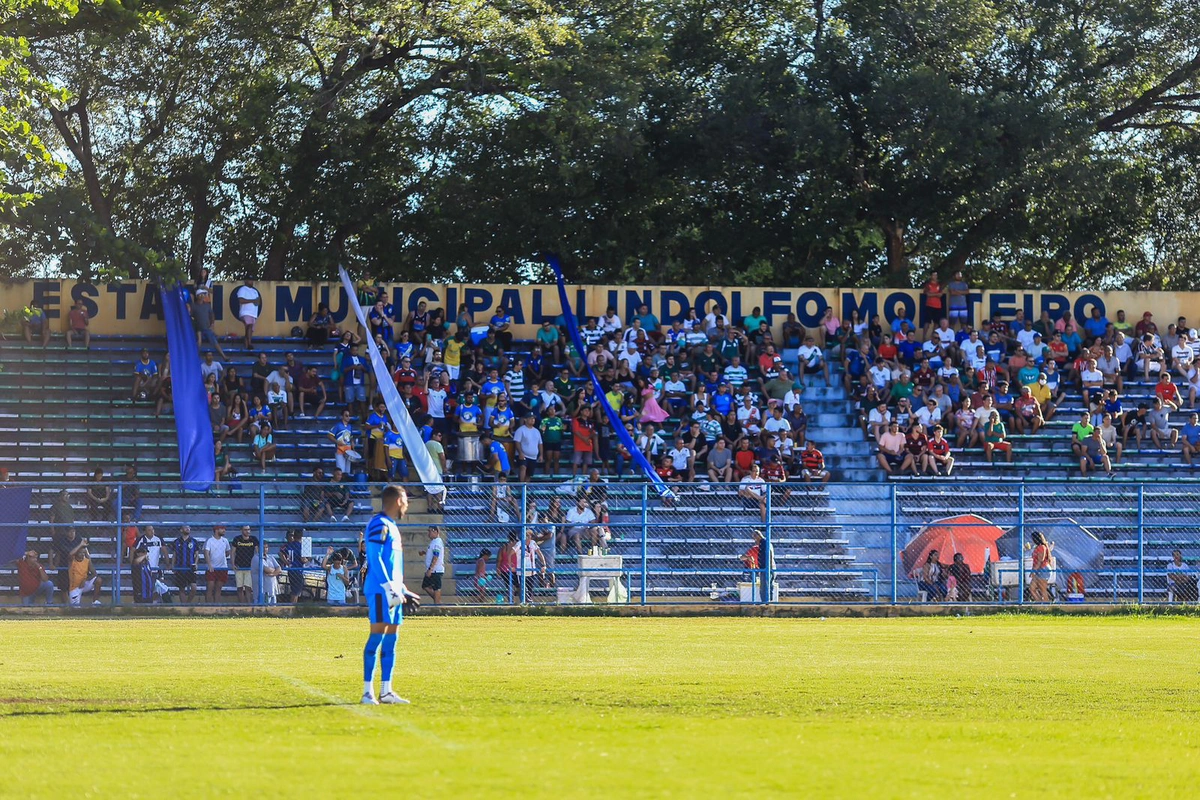 Torcida no estádio Lindolfo Monteiro