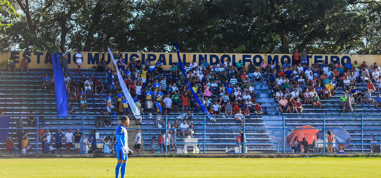 Torcida no estádio Lindolfo Monteiro