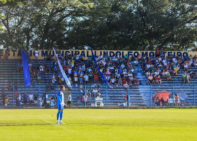 Torcida no estádio Lindolfo Monteiro