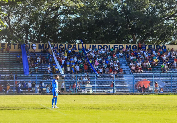 Torcida no estádio Lindolfo Monteiro