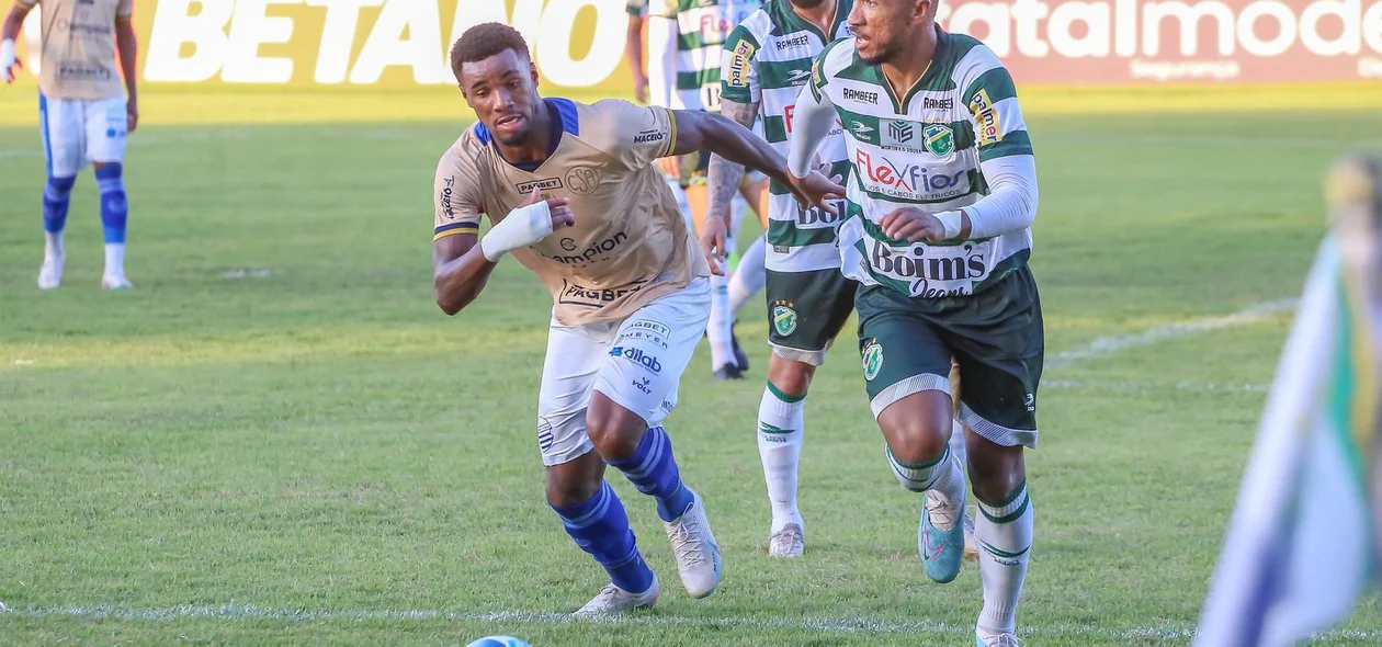 Vavá afasta o perigo na defesa do Altos