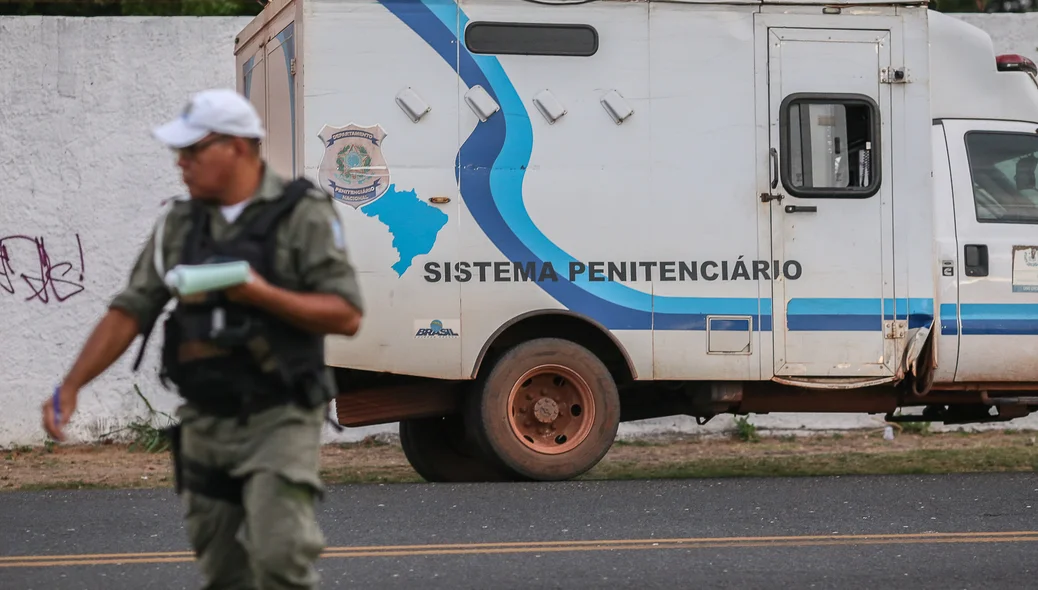 Veículo do sistema penitenciário que se envolveu no acidente