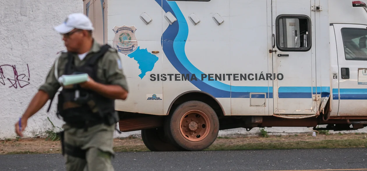 Veículo do sistema penitenciário que se envolveu no acidente
