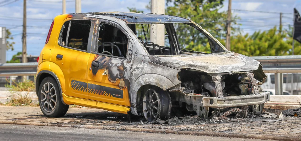 Veículo fica destruído após incêndio na zona Sul de Teresina