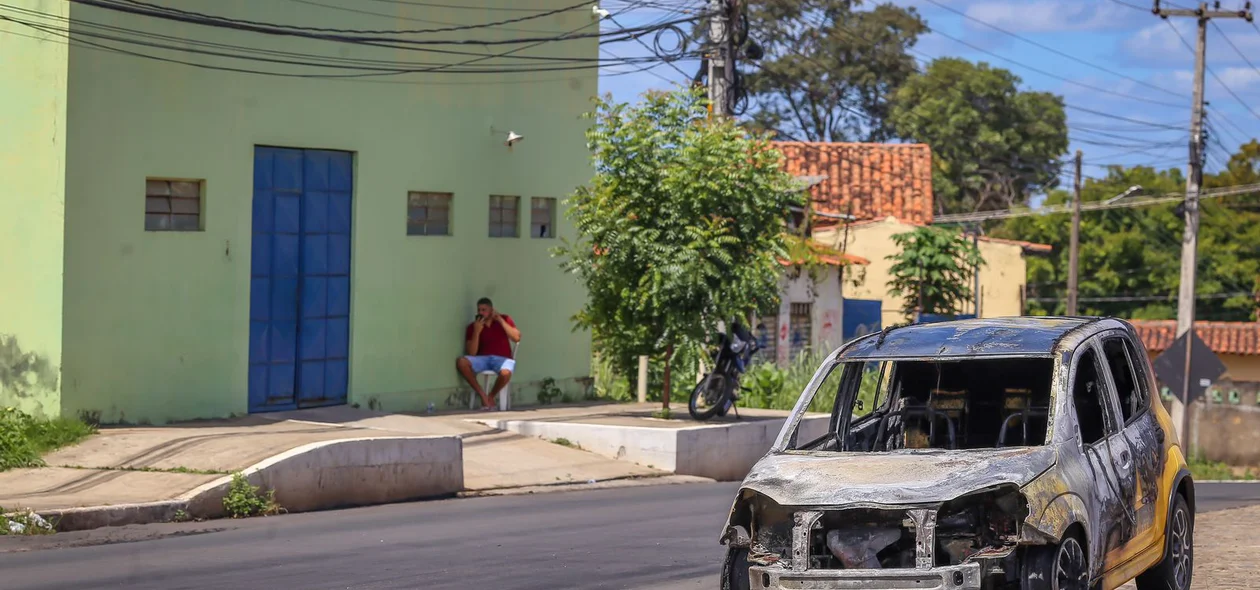 Veículo fica destruído após incêndio próximo a penitenciária feminina