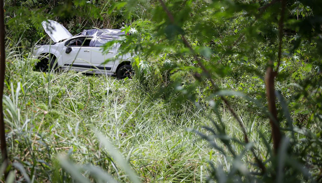 Veículo ficou parcialmente destruído