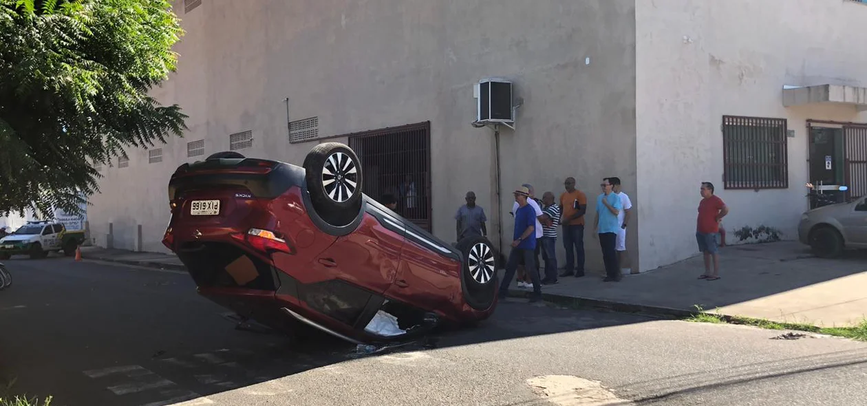 Veículo Nissan Kicks capotou na Rua Dr. Areia Leão