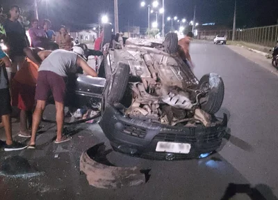 Veículo que capotou na Avenida Poti Velho, na zona norte de Teresina