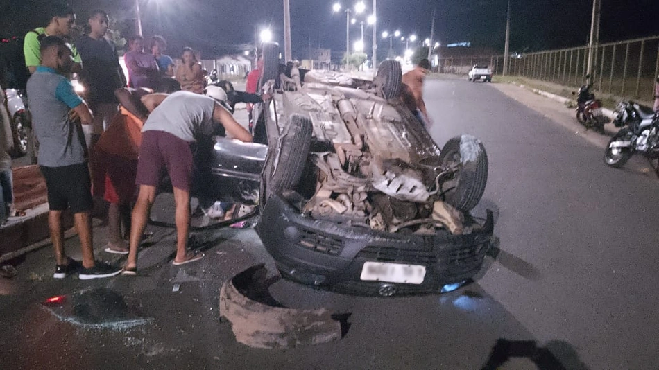 Veículo que capotou na Avenida Poti Velho, na zona norte de Teresina