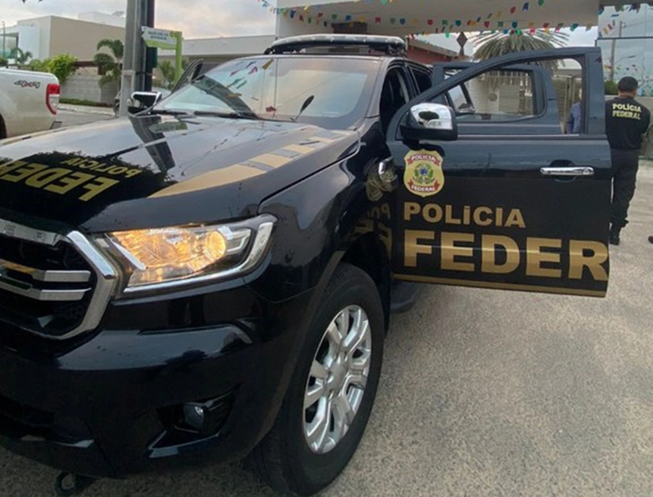 Viatura da Polícia Federal durante apreensão de integrantes de grupo neonazista