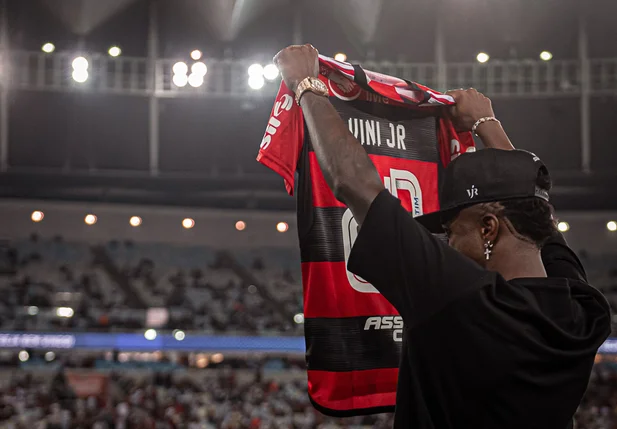 Vini Jr. ergueu a camisa do seu time de origem em homenagem no Maracanã