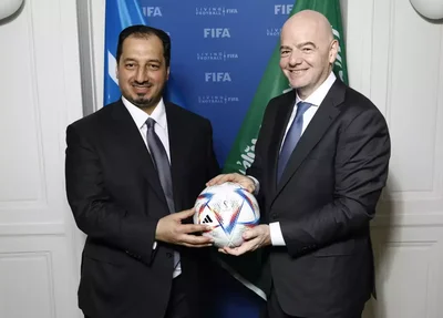 Yasser Al Misehal, da SAFF ao lado de Gianni Infantino, presidente da Fifa