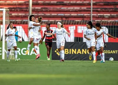 Yaya comemora junto a Thaisinha o gol diante do Flamengo, pelos jogos de ida do Brasileirão feminino
