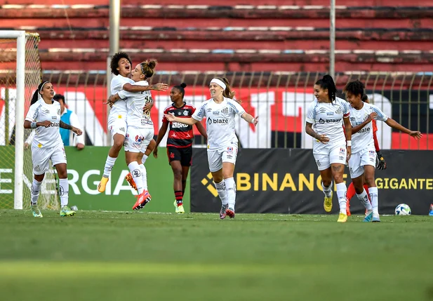 Yaya comemora junto a Thaisinha o gol diante do Flamengo, pelos jogos de ida do Brasileirão feminino