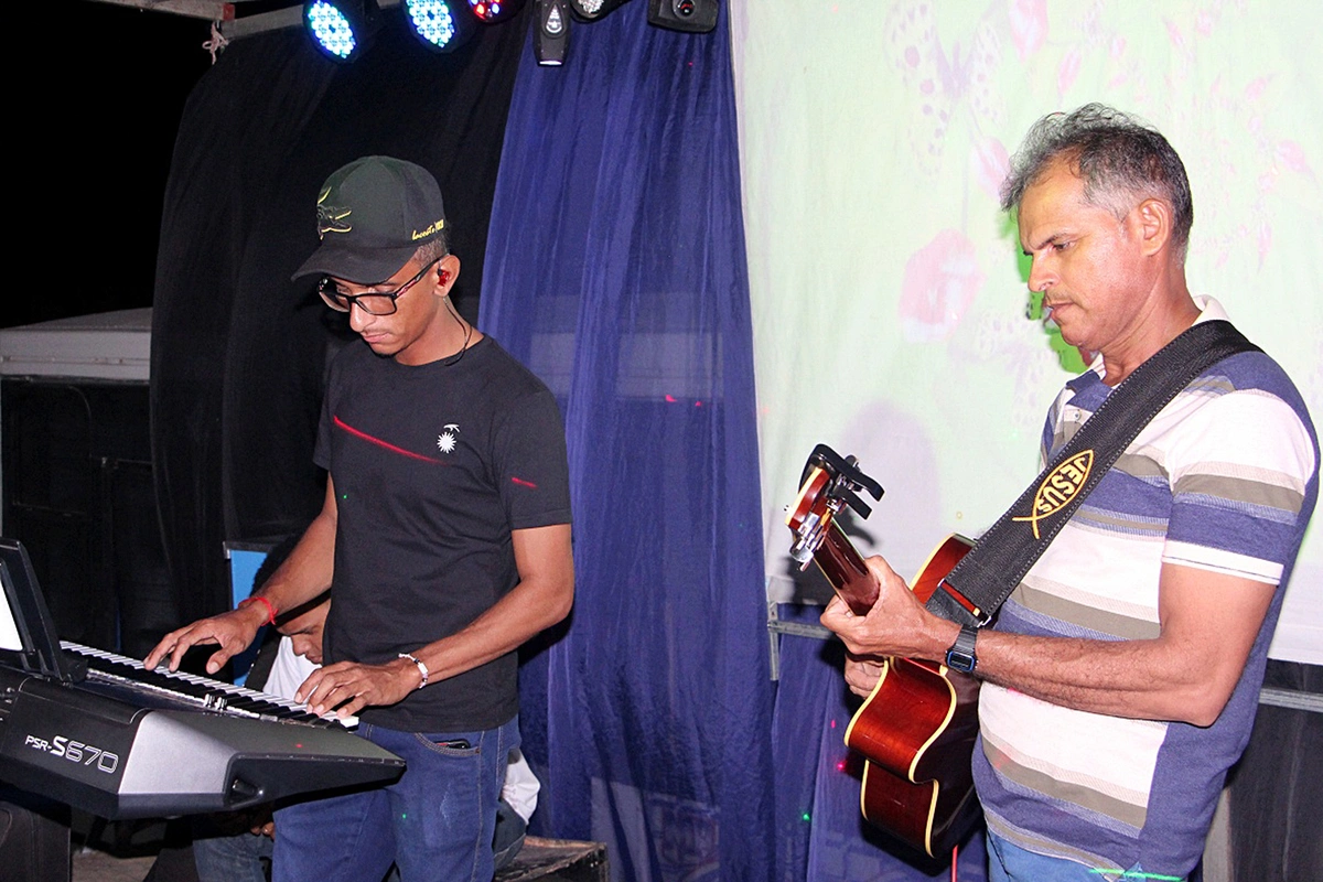 A feira contou com a participação de vários  cantores
