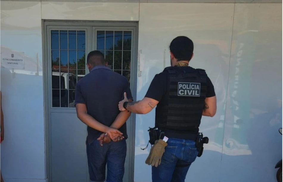 Acusado sendo conduzido para o 17º DP