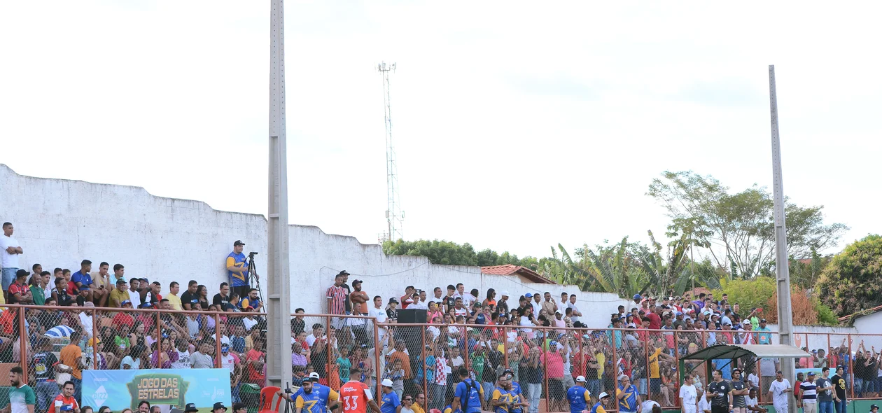 Admiradores do bom futebol foram prestigiar o jogo das estrelas