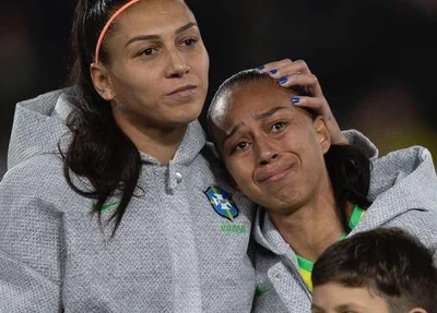 Adriana se emociona durante hino nacional