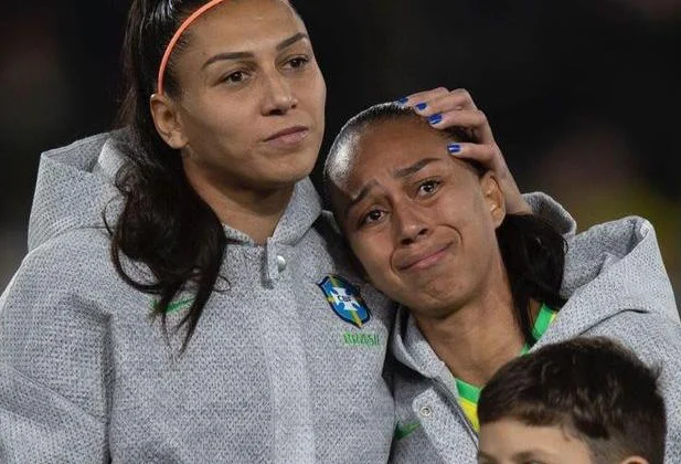 Adriana se emociona durante hino nacional