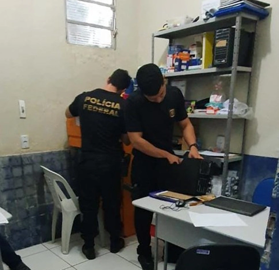 Agentes da Polícia Federal durante a operação