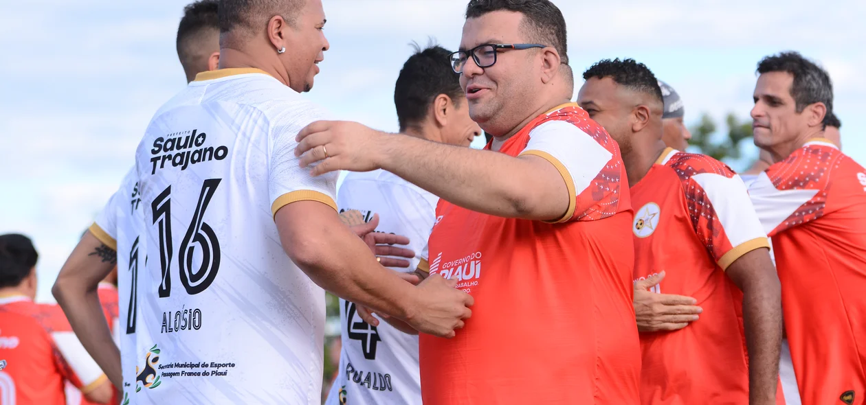 Aloísio e Saulo Trajano se cumprimentando antes do jogo