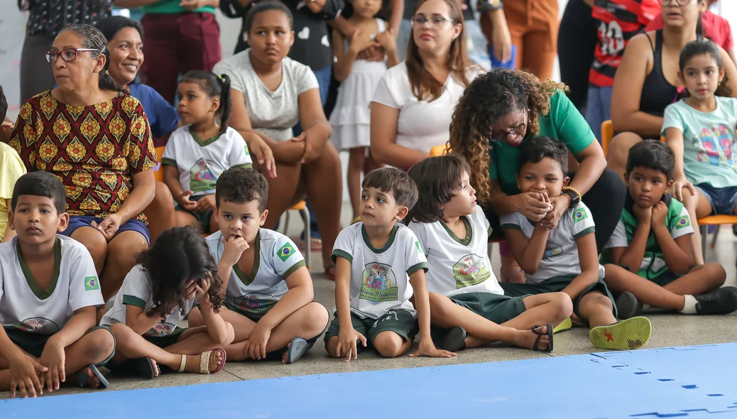 Alunos do escola Helena Medeiros, no bairro São Joaquim